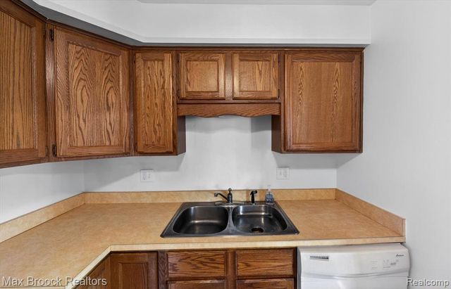 100 W Hickory Grove Road E2, Bloomfield Hills, MI 48304