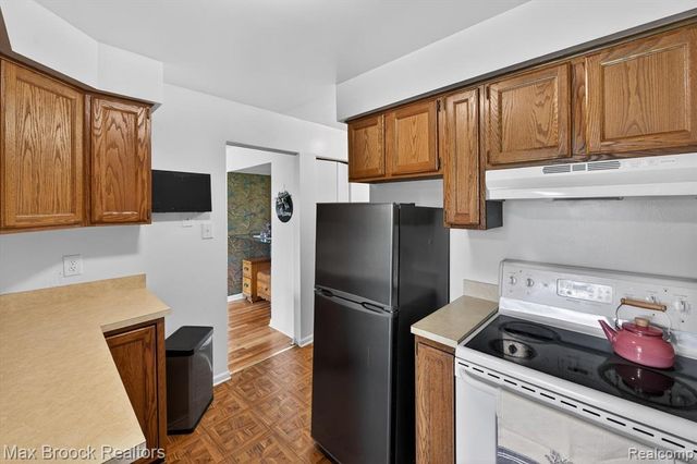 100 W Hickory Grove Road E2, Bloomfield Hills, MI 48304