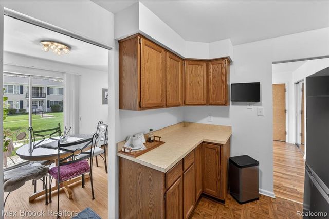 100 W Hickory Grove Road E2, Bloomfield Hills, MI 48304