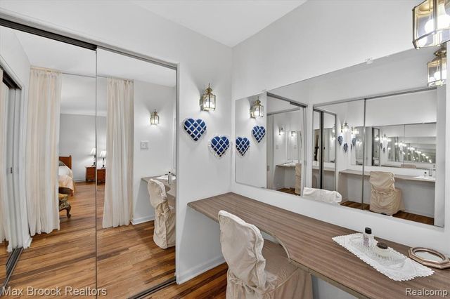 100 W Hickory Grove Road E2, Bloomfield Hills, MI 48304