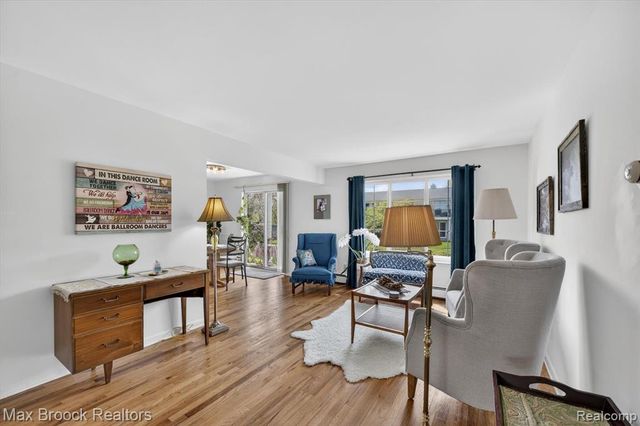 100 W Hickory Grove Road E2, Bloomfield Hills, MI 48304