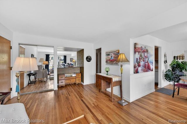 100 W Hickory Grove Road E2, Bloomfield Hills, MI 48304