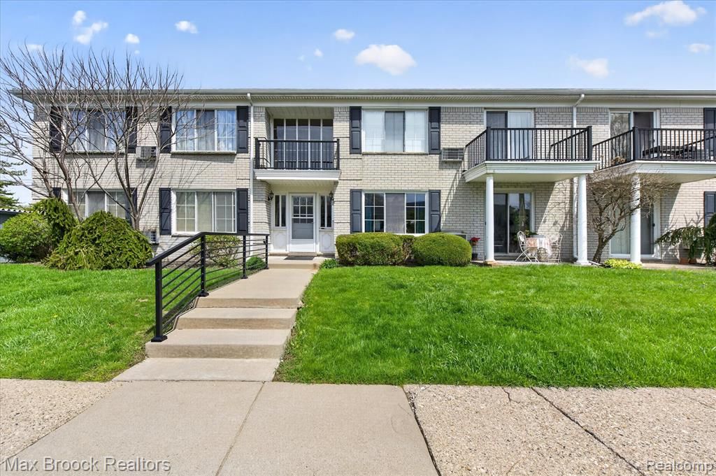 100 W Hickory Grove Road E2, Bloomfield Hills, MI 48304