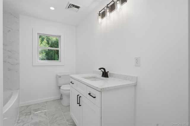 15 Amherst Road, Red Hook, NY 12571