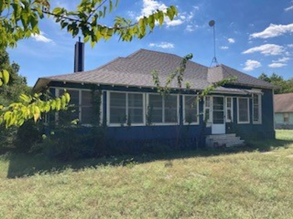 1213 W Market Street W, Honey Grove, TX 75446