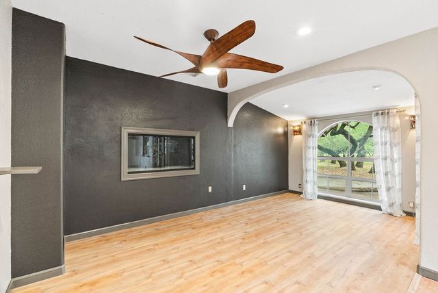 44 Twelfth St, Rockport, TX 78382