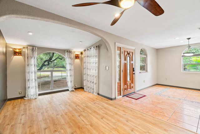 44 Twelfth St, Rockport, TX 78382