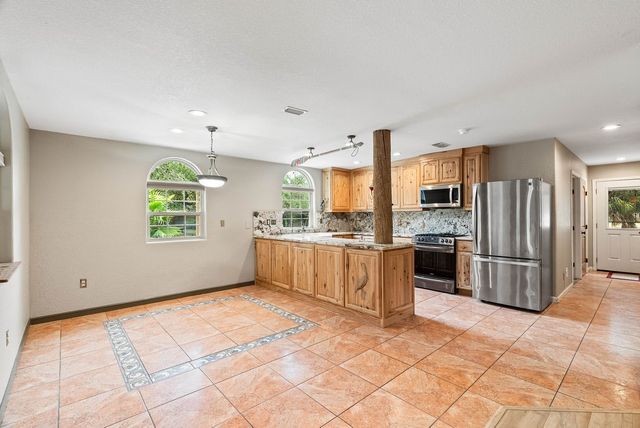 44 Twelfth St, Rockport, TX 78382