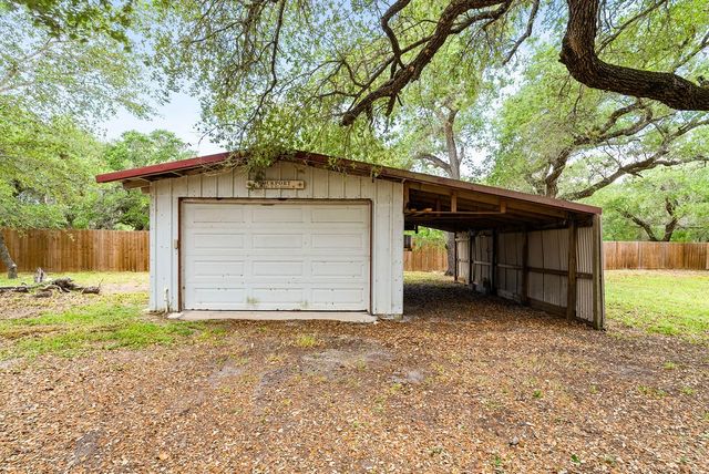 44 Twelfth St, Rockport, TX 78382
