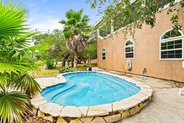 44 Twelfth St, Rockport, TX 78382