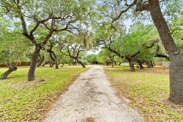 44 Twelfth St, Rockport, TX 78382