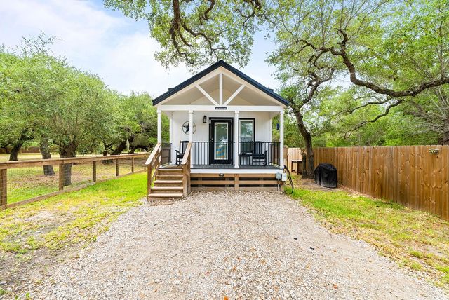 44 Twelfth St, Rockport, TX 78382
