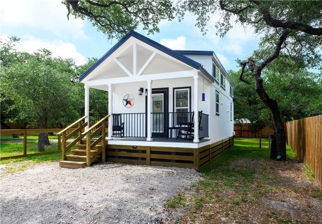 44 Twelfth St, Rockport, TX 78382