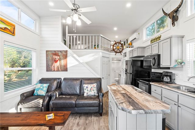 44 Twelfth St, Rockport, TX 78382