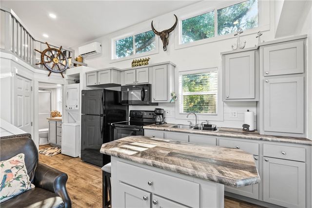 44 Twelfth St, Rockport, TX 78382