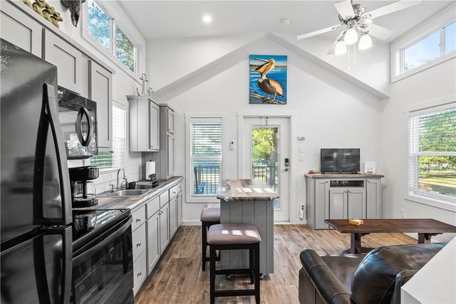 44 Twelfth St, Rockport, TX 78382