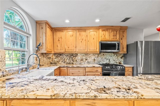 44 Twelfth St, Rockport, TX 78382