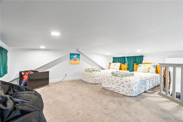 44 Twelfth St, Rockport, TX 78382