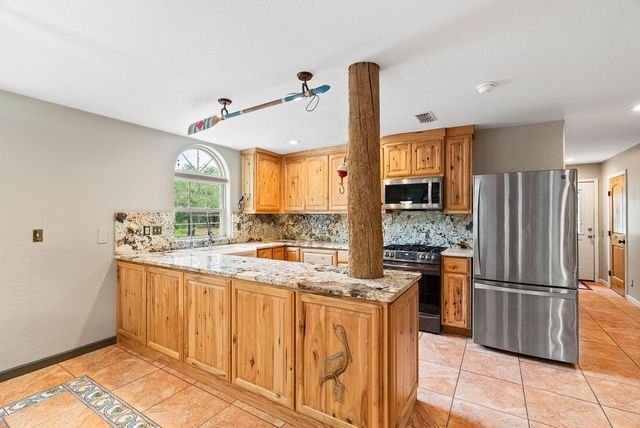 44 Twelfth St, Rockport, TX 78382