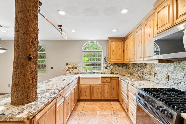 44 Twelfth St, Rockport, TX 78382