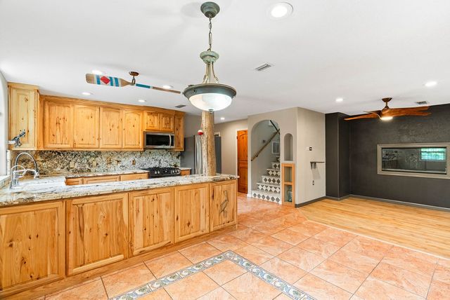 44 Twelfth St, Rockport, TX 78382