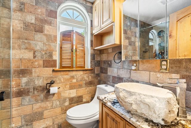 44 Twelfth St, Rockport, TX 78382