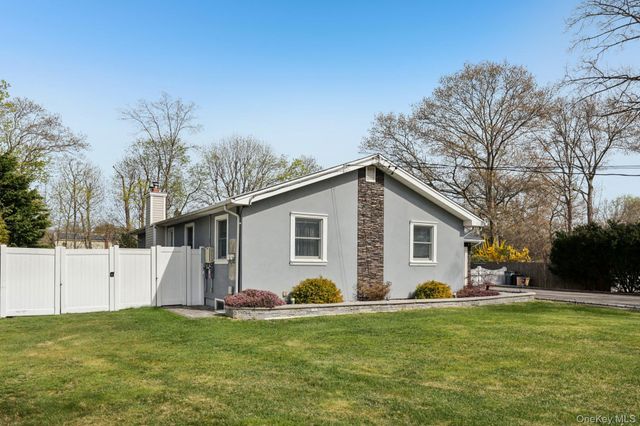 11 Mid Place, Bohemia, NY 11716