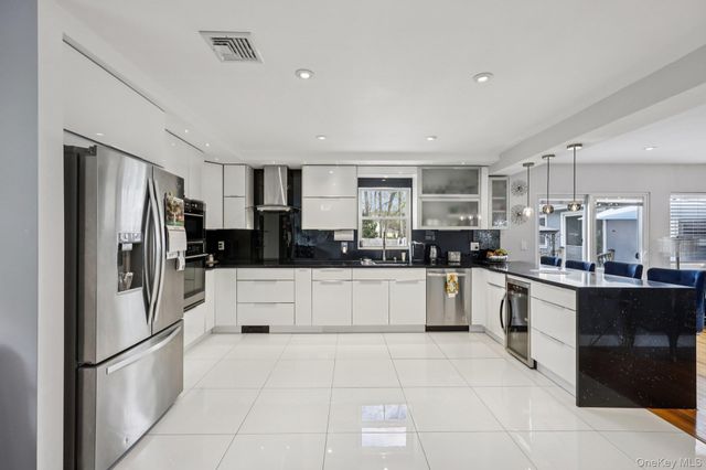 11 Mid Place, Bohemia, NY 11716