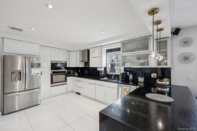 11 Mid Place, Bohemia, NY 11716