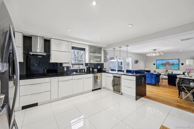 11 Mid Place, Bohemia, NY 11716