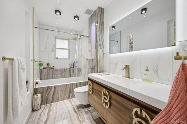 11 Mid Place, Bohemia, NY 11716