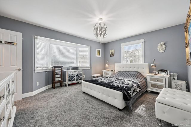 11 Mid Place, Bohemia, NY 11716