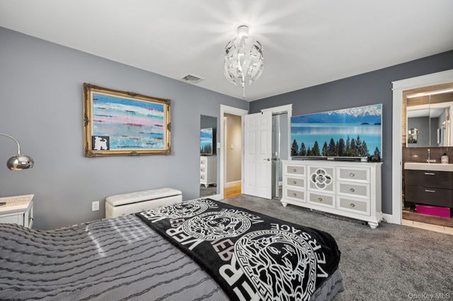 11 Mid Place, Bohemia, NY 11716