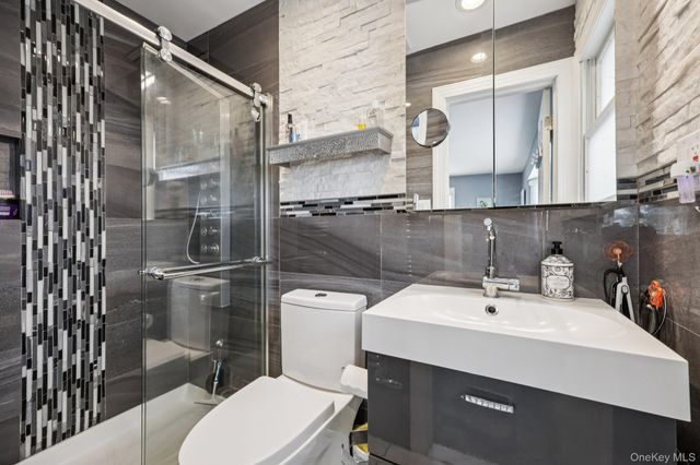 11 Mid Place, Bohemia, NY 11716