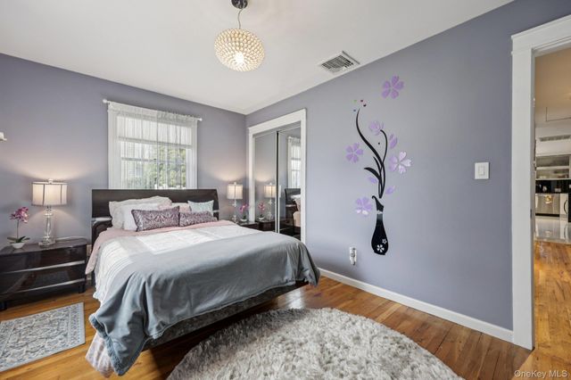 11 Mid Place, Bohemia, NY 11716