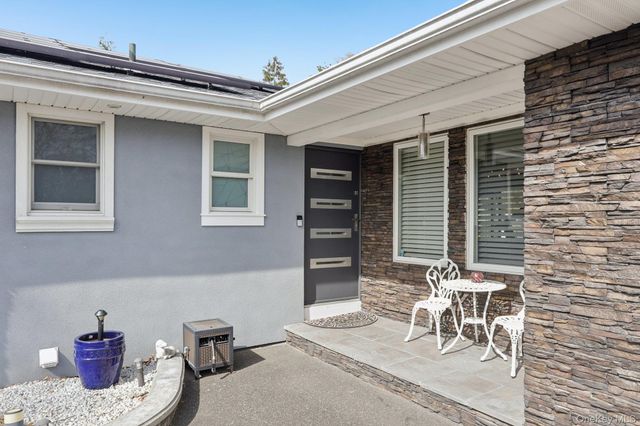 11 Mid Place, Bohemia, NY 11716