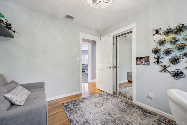 11 Mid Place, Bohemia, NY 11716