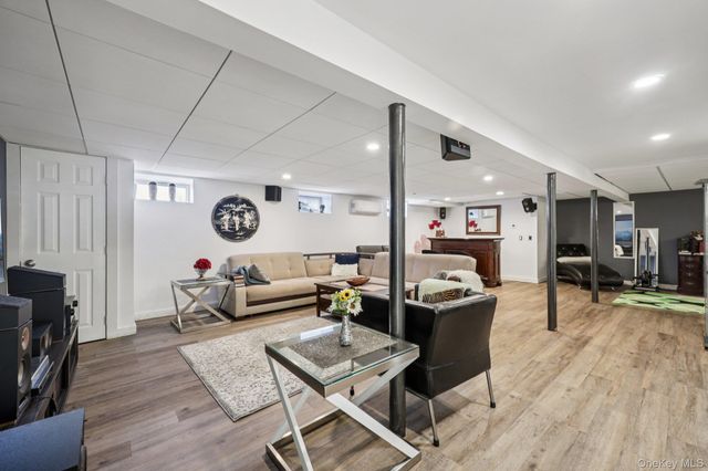 11 Mid Place, Bohemia, NY 11716