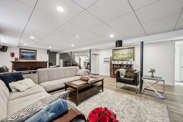 11 Mid Place, Bohemia, NY 11716