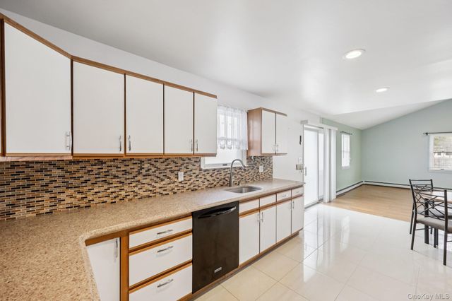 11 Mid Place, Bohemia, NY 11716