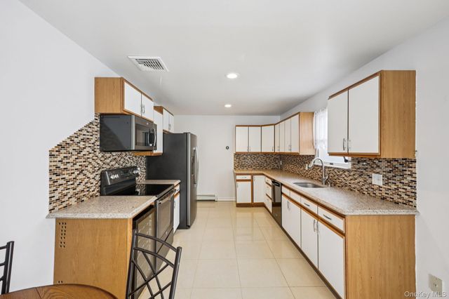 11 Mid Place, Bohemia, NY 11716