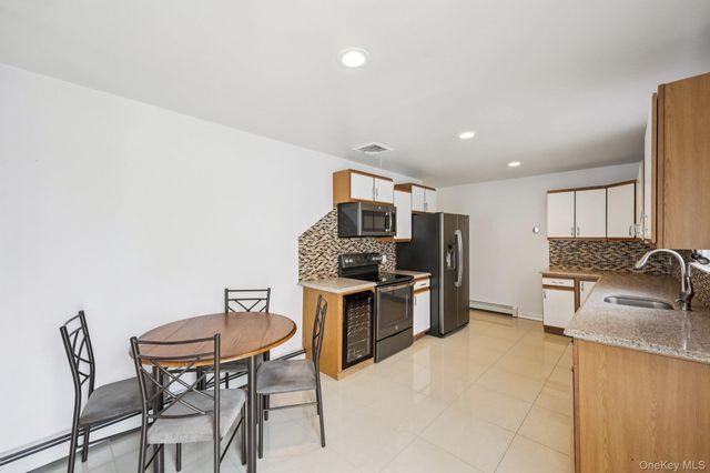 11 Mid Place, Bohemia, NY 11716