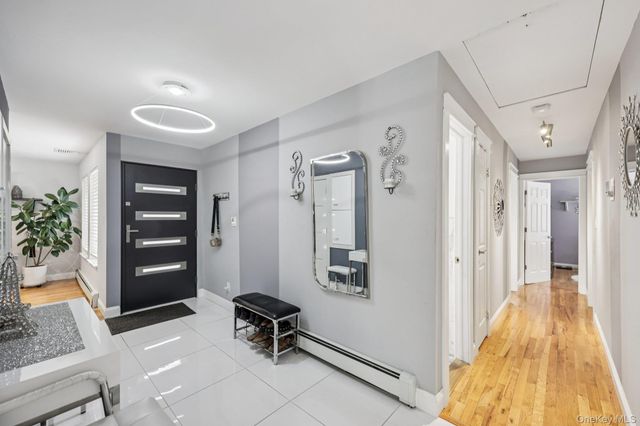 11 Mid Place, Bohemia, NY 11716