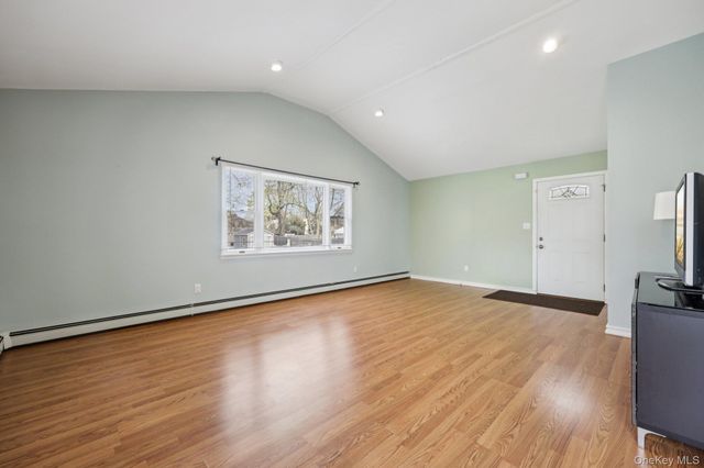 11 Mid Place, Bohemia, NY 11716