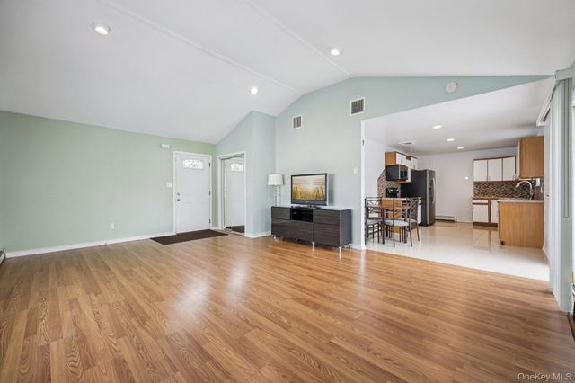 11 Mid Place, Bohemia, NY 11716