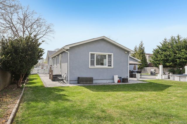 11 Mid Place, Bohemia, NY 11716