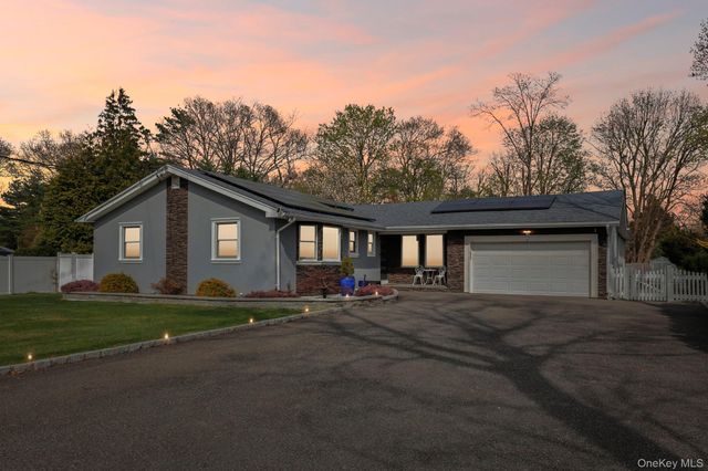 11 Mid Place, Bohemia, NY 11716