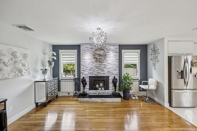 11 Mid Place, Bohemia, NY 11716