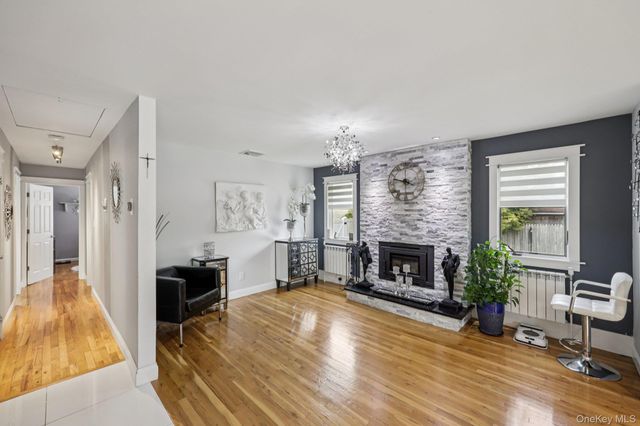 11 Mid Place, Bohemia, NY 11716