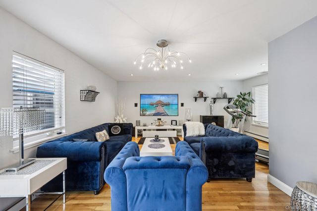 11 Mid Place, Bohemia, NY 11716